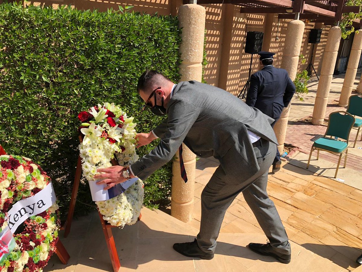 تشرفتُ بإلقاء كلمة بمناسبة يوم الذكرى في السفارة البريطانية بالرياض <a href="/UKinSaudiArabia/">UKinSaudiArabia 🇬🇧🇸🇦</a> حيث وضعتُ إكليلًا من الزهور بإسم نيوزيلندا تكريمًا للضحايا الذين سقطوا. سنذكرهم دائمًا. #كي_لا_ننسى