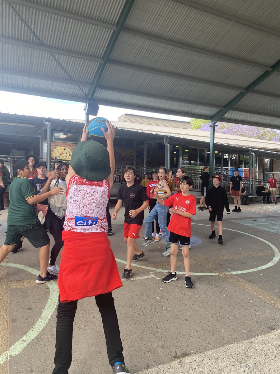 Great teamwork across Stage 3 today during an impromptu basketball game at recess.