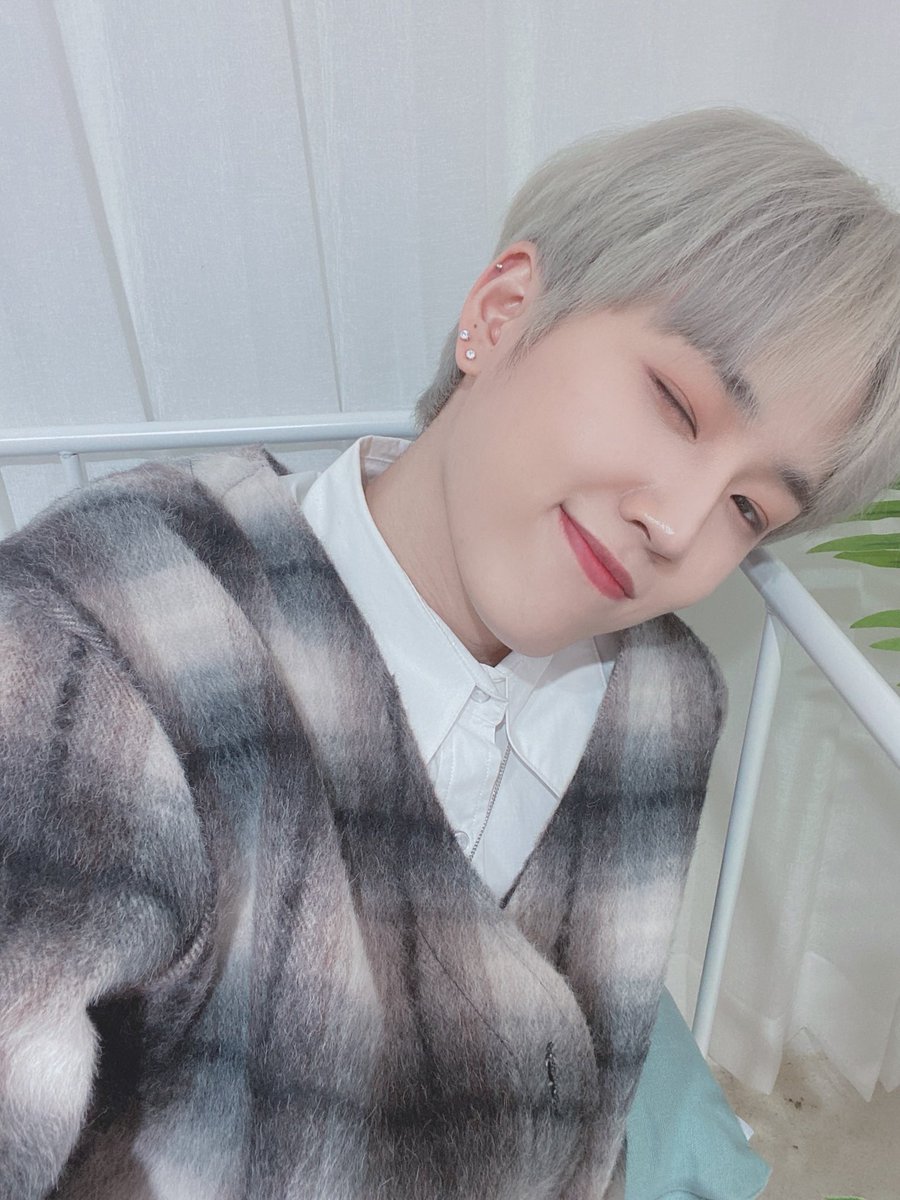 7OC_official's tweet photo. [#이솔]

로즈들 내일 모꼬지 라이브에서 봐요👋

#세븐어클락 #영훈 https://t.co/6rn5jZJ2T8