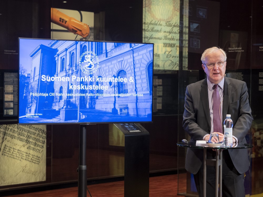 Rahapolitiikan strategian arvioinnissa tarkastellaan hintavakauden määritelmää sekä mm. ympäristökysymyksiä, kertoo pääjohtaja <a href="/ollirehn/">Olli Rehn</a> #SPkuuntelee-tilaisuudessa. Seuraa suorana, kun Aalto-yliopiston opiskelijat haastattelevat Olli Rehniä. #EKPStrategia
youtube.com/watch?v=6FKZ0z…