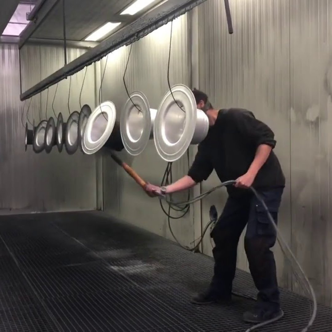 HdaHaarlem's tweet photo. Of het nu een #schoorsteen of een #rookgasafvoerkanaal is, alles kunnen wij voorzien van een #poedercoating in een RAL kleur naar keuze of desgewenst uitgevoerd in blank aluminium.

#HDA #dakspecialist #Haarlem #Amsterdam https://t.co/hGI8aLlC5n