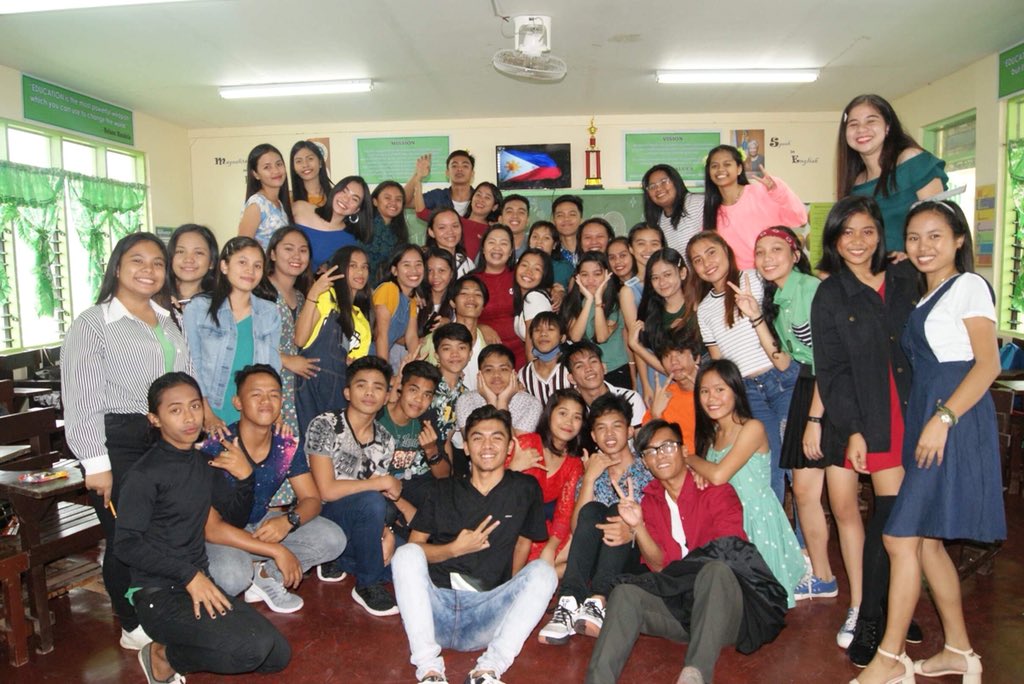 DAMORT4's tweet photo. HUMANISTA-A #AnotherThrowback #ChristmasParty https://t.co/8eYz0AIMkT