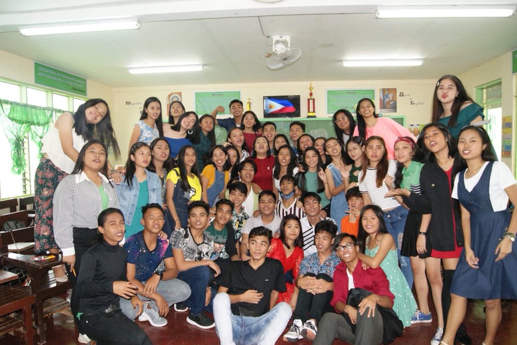 DAMORT4's tweet photo. HUMANISTA-A #AnotherThrowback #ChristmasParty https://t.co/8eYz0AIMkT