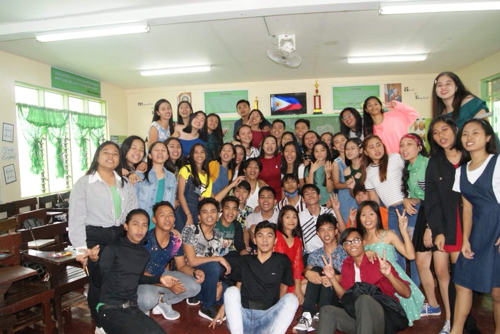 DAMORT4's tweet photo. HUMANISTA-A #AnotherThrowback #ChristmasParty https://t.co/8eYz0AIMkT