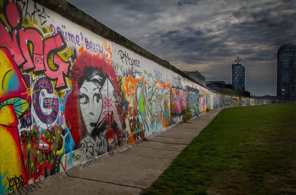 marco_racchella's tweet photo. Una giornata che non può essere dimenticata...
#9Nov #9Nov1989 #9novembre1989 #murodiberlino #muro #Berlino https://t.co/Fhf0Gn9jeS