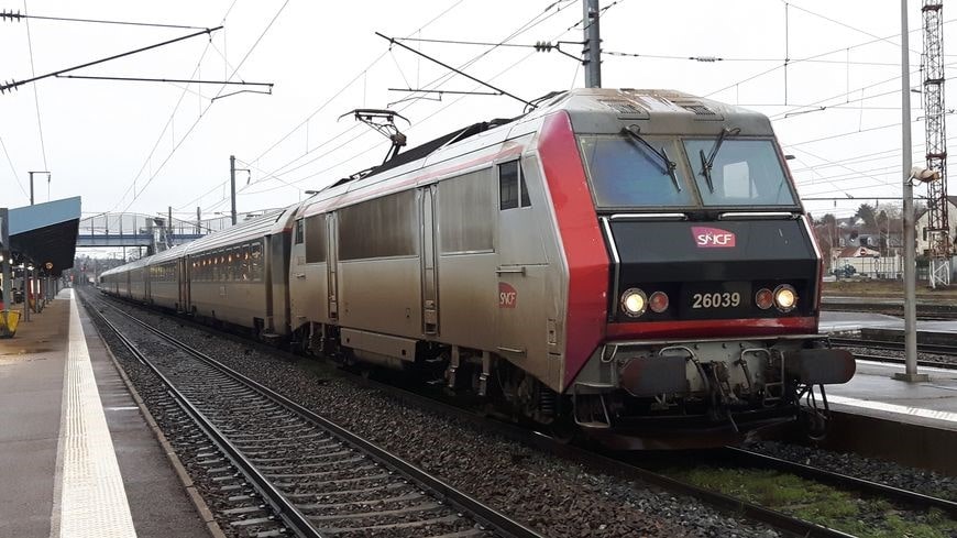 aflomagazine's tweet photo. Le trafic aérien et ferroviaire réduit entre Clermont-Ferrand et Paris.
#France @GroupeSNCF @AirFranceFR #confinement #transportferroviaire #trains #réduire #trajet #impactnegative #covid19 #logistique #supplychain
https://t.co/Y7zjUy24X5 https://t.co/n6GC8zAHzc