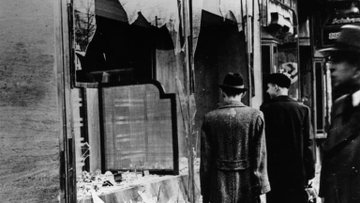  #OnThisDay (1938), we mark 82 years since  #Kristallnacht, when Nazis (and their enablers) across Germany & Austria razed synagogues, smashed windows and murdered almost 100 Jews in a violent pogrom - known as ’Night of Broken Glass'.My  #THREAD with some thoughts & lessons: