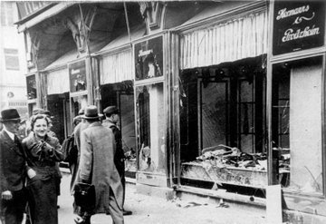  #OnThisDay (1938), we mark 82 years since  #Kristallnacht, when Nazis (and their enablers) across Germany & Austria razed synagogues, smashed windows and murdered almost 100 Jews in a violent pogrom - known as ’Night of Broken Glass'.My  #THREAD with some thoughts & lessons: