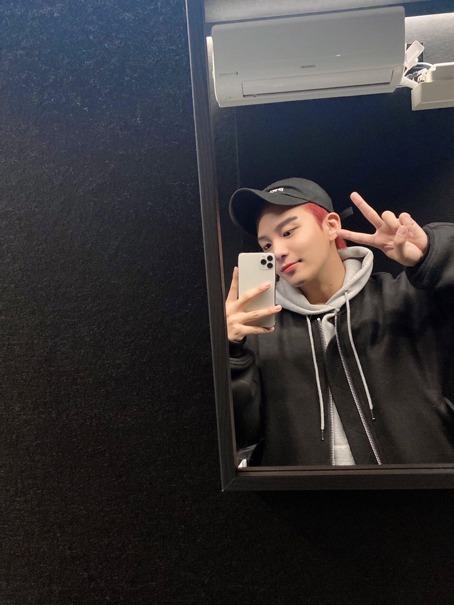 ATEEZofficial's tweet photo. [#종호] 오늘 하루도 화이팅💖
#ATEEZ #에이티즈 https://t.co/n2SymMMPQw