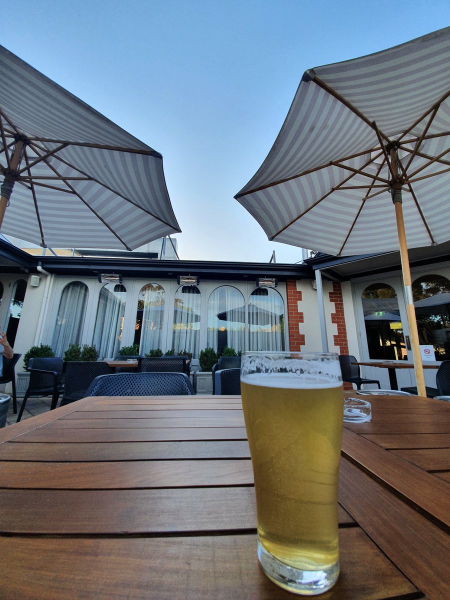 NedHewitson's tweet image. 32°C, 7pm ☀ 😎 #TheEarl #SlipSlopSlap