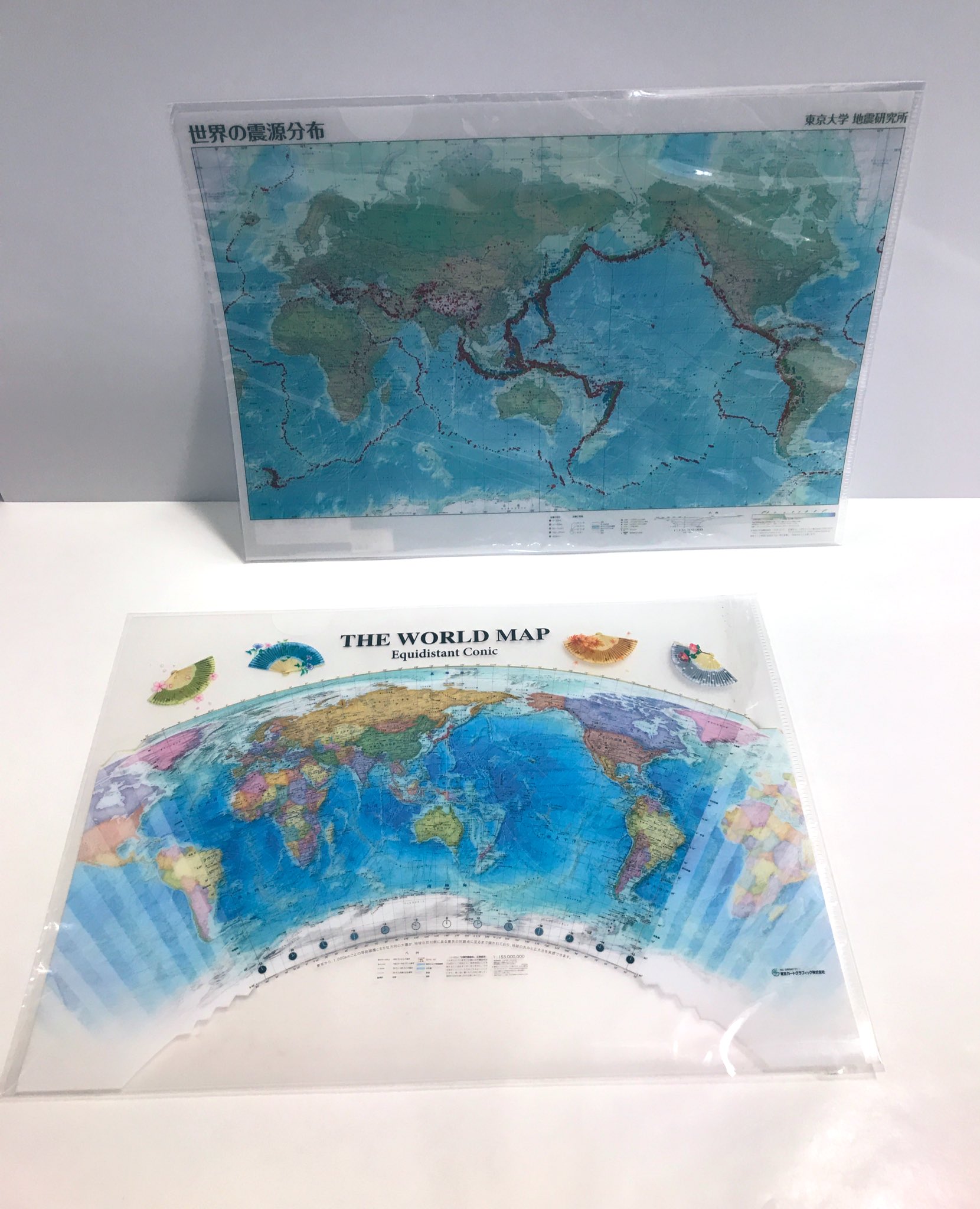 三浦の文具 Stationery Shop 東京カートグラフィックのためになる文房具 世界地図のクリアホルダー 書類整理 海のブルー癒されます 世界の震源分布 日本は地震大国であると再確認 下敷きも世界地図で位置もバッチリ 東京カート