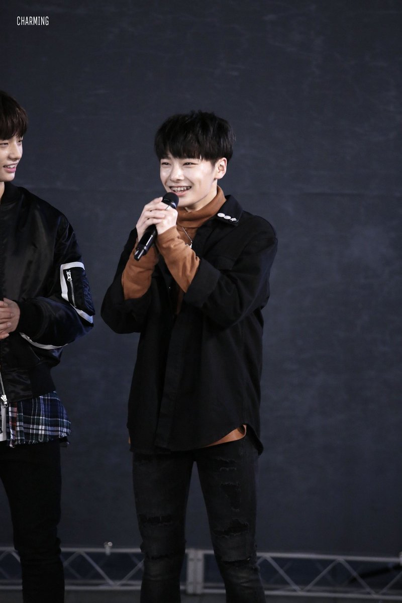eyesmilejeong's tweet photo. Happy 3 years since Stray Kids' Busking!! Here are my fave busking photos from fans/fansites of our maknae, Yang Jeongin. https://t.co/2f2pVJww89