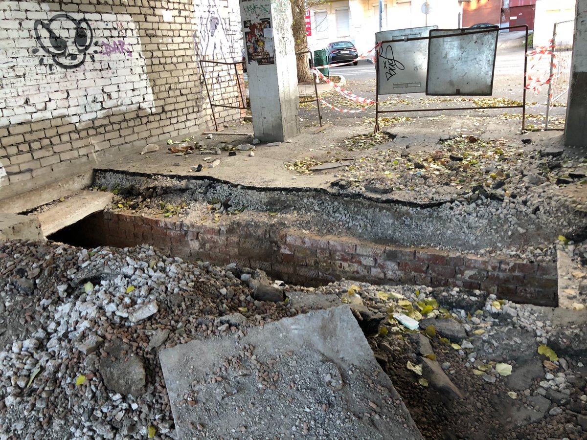 Siger_online's tweet photo. @Teploenergy63 С 28.10 перерыт подъезд к дому ул.Водников,46.Порыв трубы устранен,спасибо-но и трубы голые,и заехать во двор невозможно,и упасть в яму кто-то может,и нормы пожарной безопасности не выполняются-во двор должно быть 2 въезда.Когда зароете? https://t.co/CpIX5p6ful