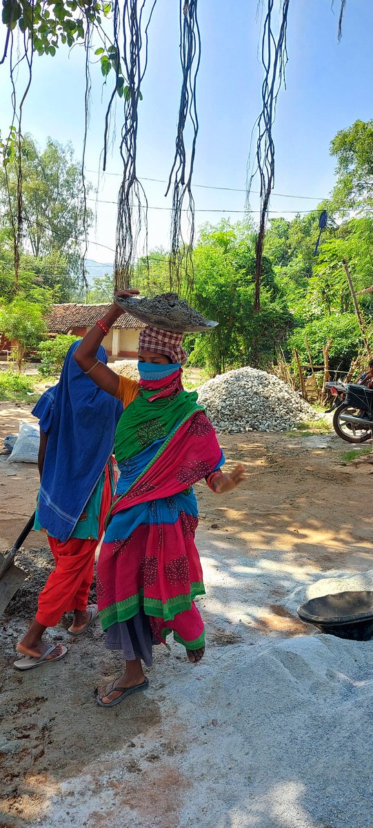 kjrmpr09's tweet photo. Not just Mausi,
Gouri and Mita, Madhav and Rebati- daily wage earners, have also resorted to wearing up of masks while working at their sites.
#MaskUpKeonjhar
#CovidProperBehaviour
#LifeAndLivelihood
@DistAdmKeonjhar https://t.co/DFulY63ftb