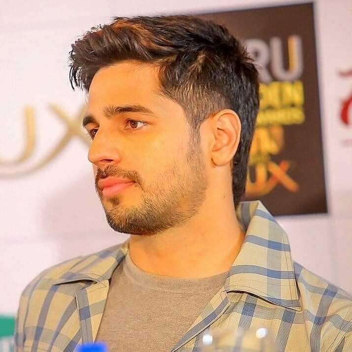 TasawarKhan89's tweet photo. #SidharthMalhotra Confirmed Upcoming  movies list 
1. #SherShaah 2021 first quarter 
2. #Gumrah 2021 mid 
3. #RSVP's next 2021 last quarter  4. #ShantanuBaghchi &amp; #AmarButala's next 2022 first quarter 
5. #DJRemake 2022 mid 
6. #ThankGod 2022 last quarter 
 
Mr Malhotra chaa giya https://t.co/TYeQTYuvlM