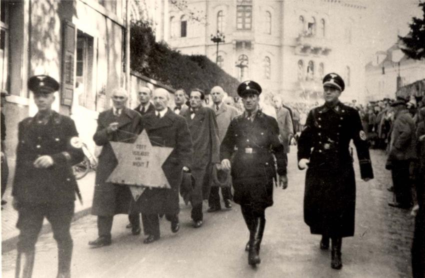 JudiskaUngdom's tweet photo. Idag är det 82 år sedan Novemberpogromerna då 400 judar mördades, tiotusentals deporterades och aldrig kom tillbaka, 267 synagogor brändes ner och över 7 500 butiker vandaliserades. Vi minns och vi glömmer aldrig hur ont det än gör. Det är vi skyldiga vår historia och framtid.❤️ https://t.co/HMbCDbxCEh