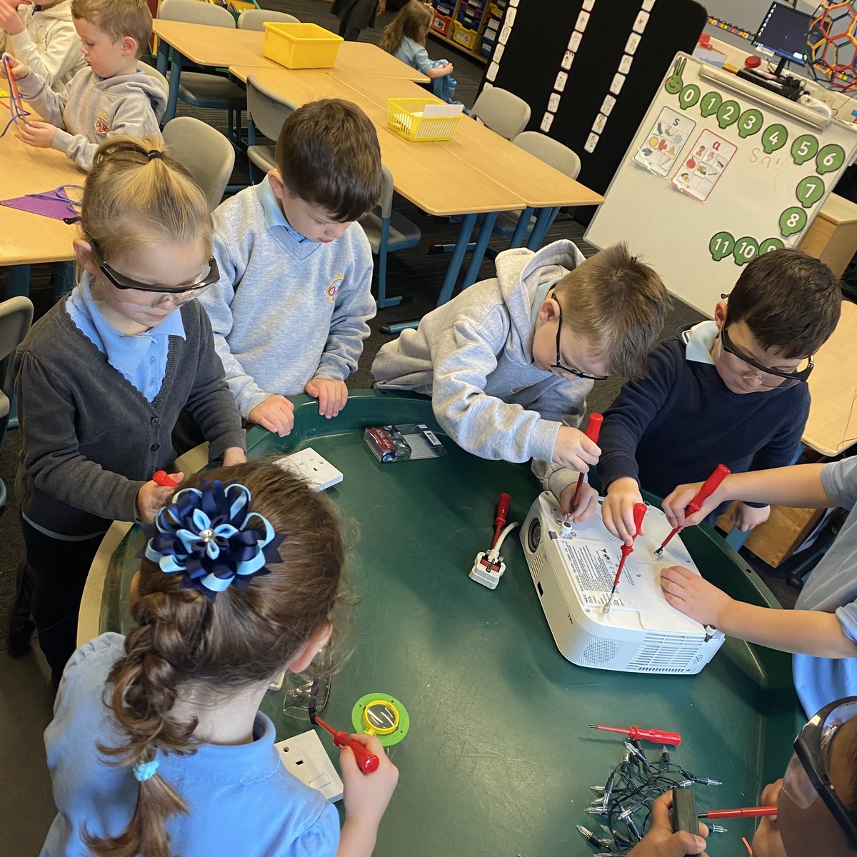OLRprimary's tweet photo. Soft start in P1b today is very exciting!! Mrs McGeehan’s electricity table is a big hit! #Softstart #topictable #playfulpedagogy https://t.co/wYMdpnYtZY