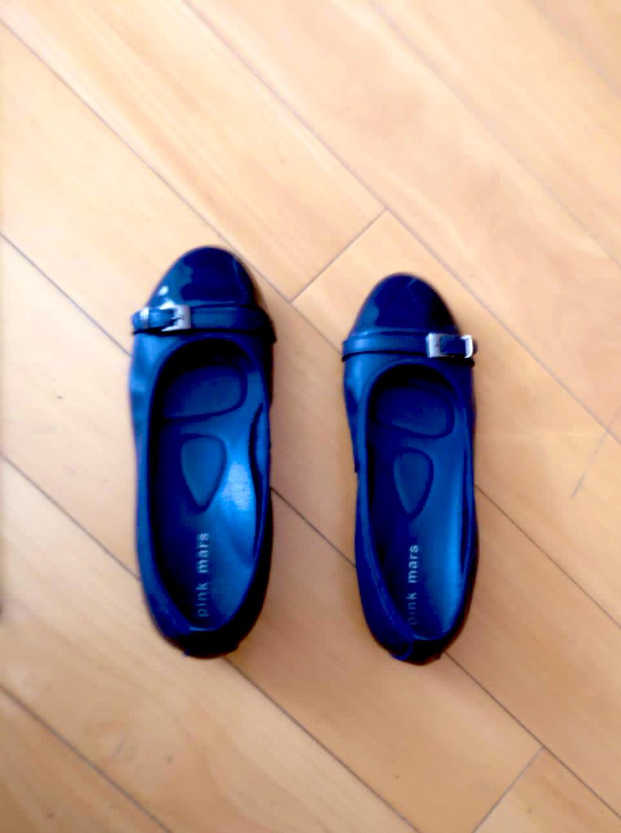 You gotta ❤️HK: 

So on my morning commute, an elderly lady trips and falls, her shoe disappearing into the gap as the train doors close. I leave a shaken Mrs Wong in the care of MTR staff.
Within 2 hours, she is delighted to be home safe - and reunited with her shoe! Only in HK.