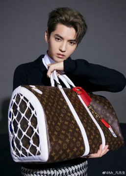 FenghuolunKWFB's tweet photo. 201109 @KrisWu Weibo update

@LouisVuitton
 
2021 Spring LV x NBA -Fashion and basketball collide with a different spark。

#KrisWu https://t.co/zP9VngXz2b