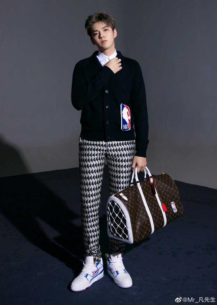 FenghuolunKWFB's tweet photo. 201109 @KrisWu Weibo update

@LouisVuitton
 
2021 Spring LV x NBA -Fashion and basketball collide with a different spark。

#KrisWu https://t.co/zP9VngXz2b