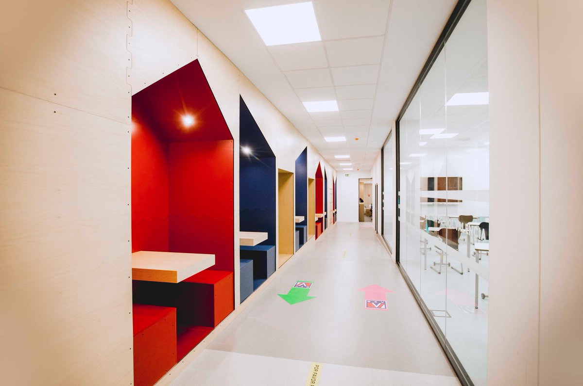BritishValencia's tweet photo. Nueva entrada principal y recepción, un makerspace, nuevas taquillas para los alumnos preuniveristarios y los súper útiles cubículos de trabajo individual. ¡No podemos estar más orgullosos de la renovación de #BSV! 👏🎓😊 Más 📷➡️ https://t.co/AvRF9yEOev
#BSVMakeOver #CognitaWay https://t.co/kGDkHpu99G