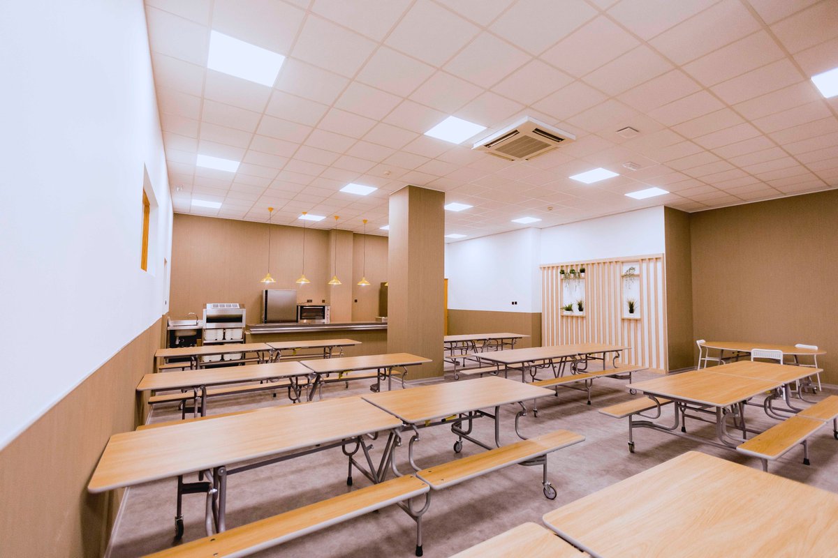 BritishValencia's tweet photo. Nueva entrada principal y recepción, un makerspace, nuevas taquillas para los alumnos preuniveristarios y los súper útiles cubículos de trabajo individual. ¡No podemos estar más orgullosos de la renovación de #BSV! 👏🎓😊 Más 📷➡️ https://t.co/AvRF9yEOev
#BSVMakeOver #CognitaWay https://t.co/kGDkHpu99G