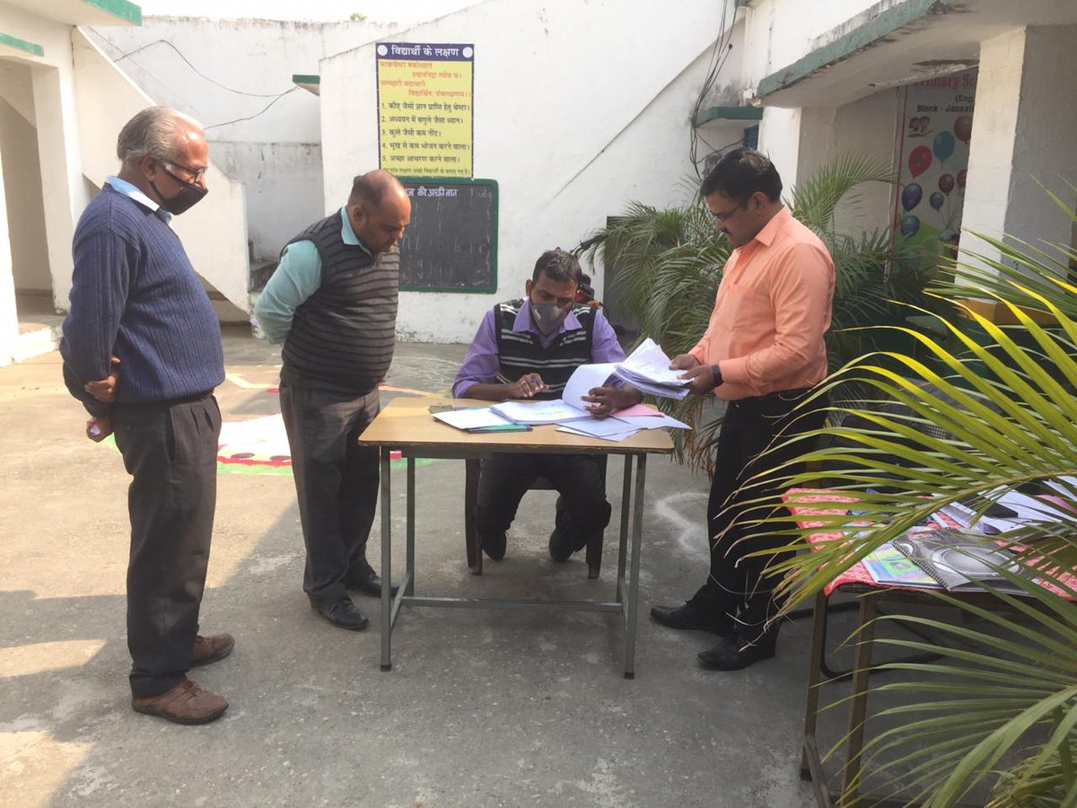 MuzaffarnagarE's tweet photo. Panchayat elections rivision mein gram sikheda, kavaal, baledhi mein supervisor and blo ka karya dekha gaya https://t.co/JfrN2jWwBN
