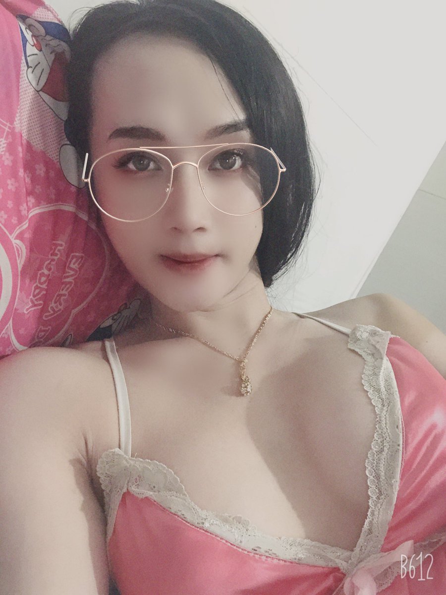 Tangainhi8976's tweet photo. Giống cô giáo thảo quá nè 😂 https://t.co/JQQrHZCiab