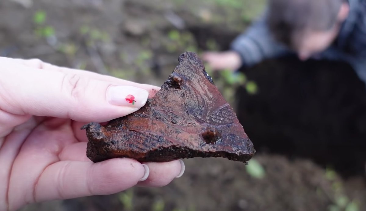 “Buried cultural properties" are lost items in Japan. Even when archaeologists excavate, artifacts are reported to the police and time must pass to allow for someone to claim them (Note: the video mentions the artifacts will be taken to a museum, which is the best practice.)/2