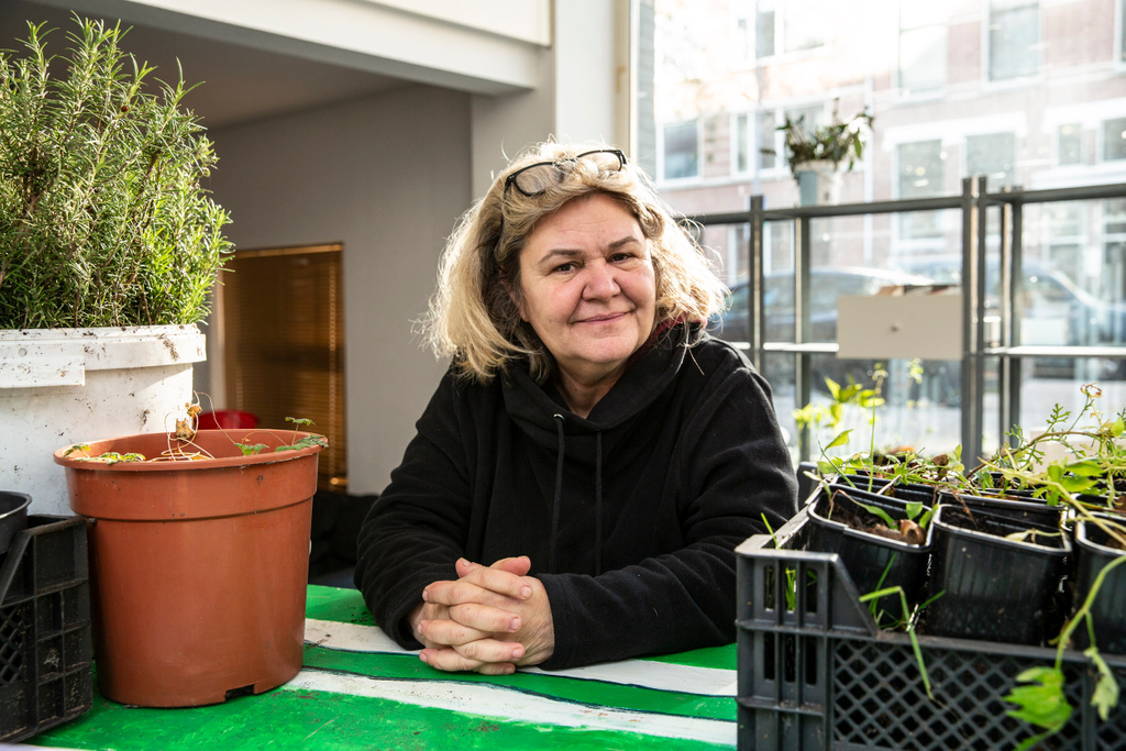 BospolderT's tweet photo. Tonny van Someren (62), initiatiefnemer van het Zelfregiehuis probeert mensen mee te krijgen in haar verwondering voor wat ze ziet in de wijk.⁠
 Deze week begint ze met het verspreiden van 10.000 bloembollen in de wijk samen met buurtbewoners! Lees meer op onze insta of fb! https://t.co/8sYLtmN25H