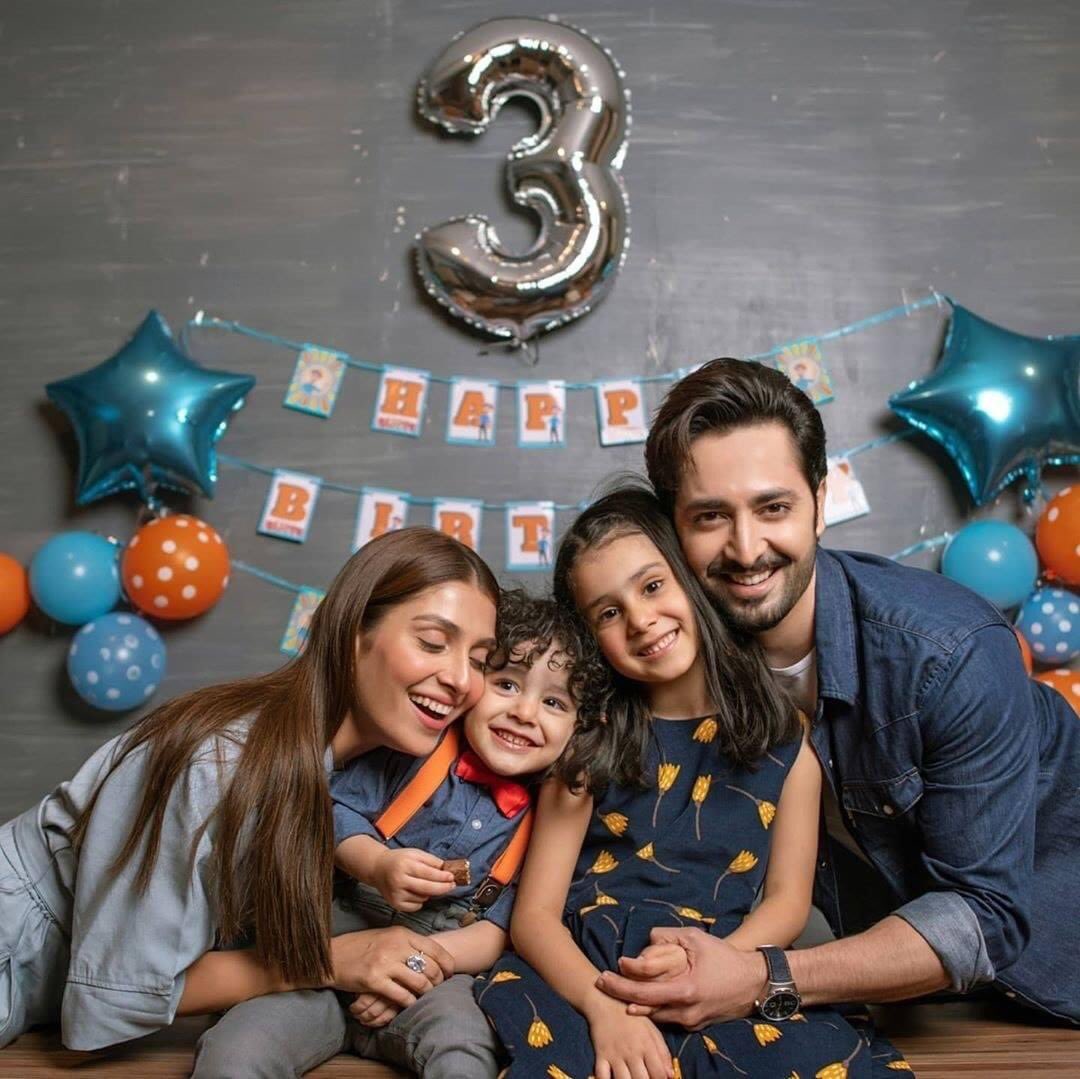 ReviewTurbine's tweet photo. Beautiful pictures of #AyezaKhan and #DanishTaimoor's son Rayyan's 3rd Birthday celebration😍❤🎇
#BirthdayBash #FamilyTime #ReviewTurbine https://t.co/2wff0ALrDD
