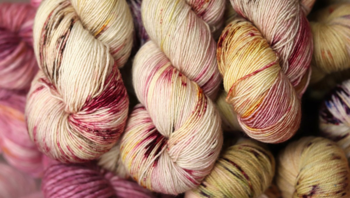 _lolodidit's tweet photo. This is Sugar & Spice from our Fall Collection!
#lolodidit #shopsmall #shophandmade #standwithsmall #yarn #yarnaddict #yarnhoarder #yarnlove #indiedyed #handdyedyarn #knit #knitting #crochet #crocheting #fallcolors #fallyarn #autumnyarn #sugarandspice #andeverythingnice https://t.co/6uEVDJrLNG