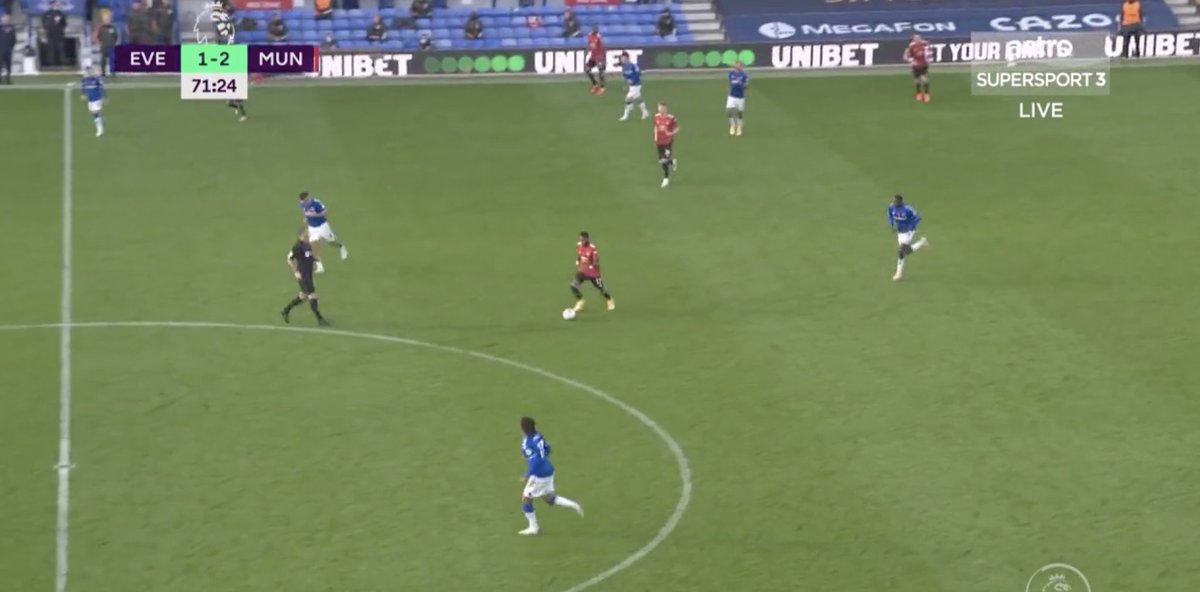 4. Dynamism. United seemed predictable and static the last 2 games. Against Everton, United had multiple patterns of plays to cause them trouble — one of them? Long crosses and Switches. 1. McTominay’s cross to Rashford > shot. 2. Fred’s lofted cross to Rashford > shot.
