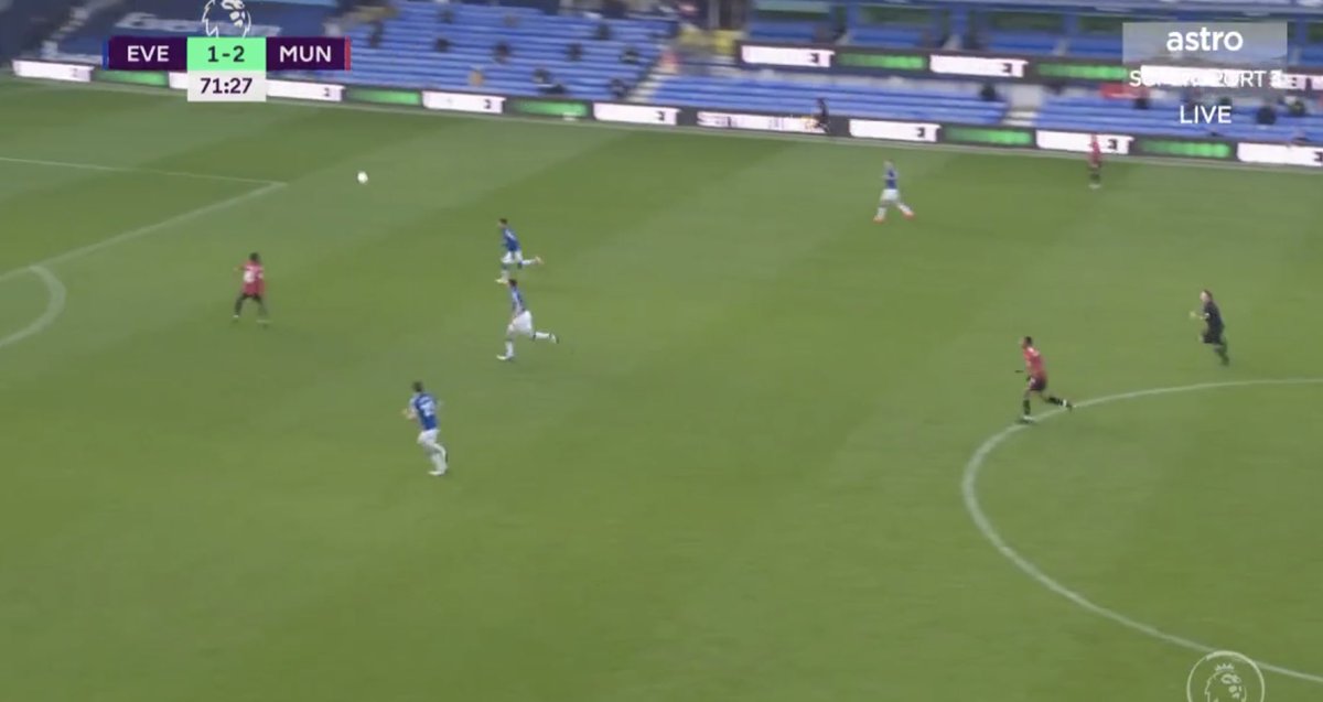 4. Dynamism. United seemed predictable and static the last 2 games. Against Everton, United had multiple patterns of plays to cause them trouble — one of them? Long crosses and Switches. 1. McTominay’s cross to Rashford > shot. 2. Fred’s lofted cross to Rashford > shot.