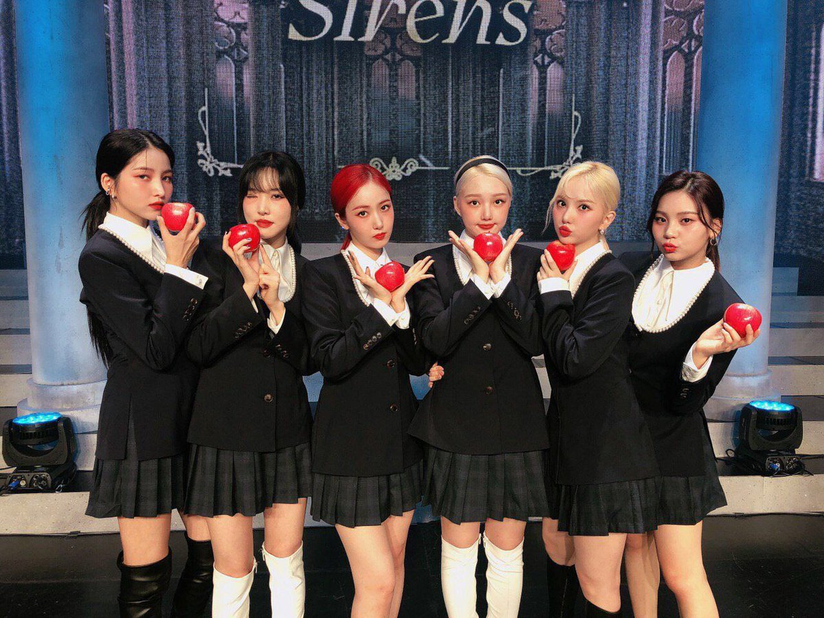 haggfriend's tweet photo. before the day ends just wanna say im really grateful to gfriend &amp; soumu for making 2020 better. in just 11 months we’ve had 3 comebacks, g:con, 3 seasons of memoria, birthday merch, osts, solo covers and personal ig accs 🥺 thank you for making 2020 more bearable❤️ @GFRDofficial https://t.co/tly60O33ON