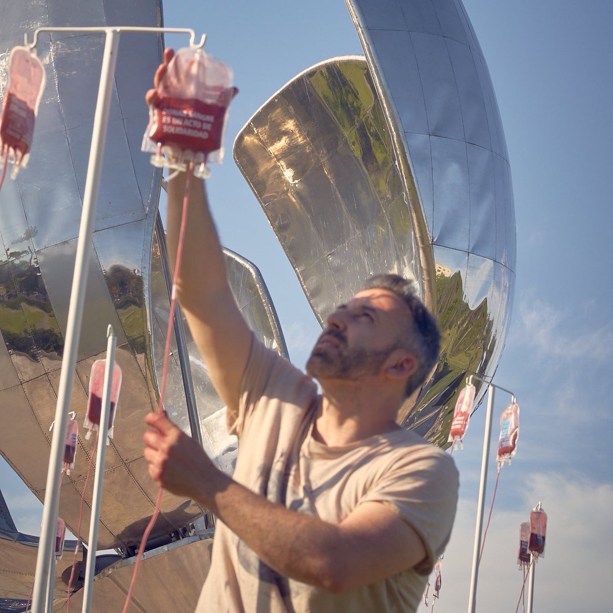 Hoy es el Día Nacional de #DonarSangre. 
Desde el sábado, en la plaza Floralis el artista <a href="/toledosilver/">MARCELO TOLEDO</a> montó la instalación #Alquimia para concientizar y en estos días estará un móvil de <a href="/DaleVidaONG/">Dale Vida ONG</a> para recibir a los donantes voluntarios. 
Doná #Sangre, Regalá #Vida. ❤