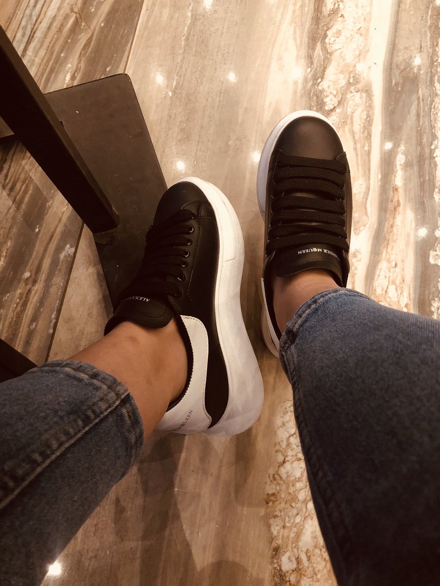 Sahibenizin yeni ayakkabıları kirlenmiş yalayıp temizleyecek köle köpekler lazım ! #sahibediyarbakır #diyarbakırsahibe #köle #köpek #fetiş