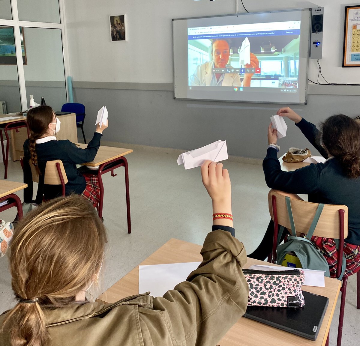 ColegioPmay's tweet photo. “Aerodinámica para todos” ✈️
Sesión online impartida por científicos de @3MEspana para acercar la #ciencia a nuestras alumnas mediante actividades #interactivas y #divertidas 👏👏👏
#SemanaStem
#MujeresCientificas https://t.co/WvZ6opUpTM