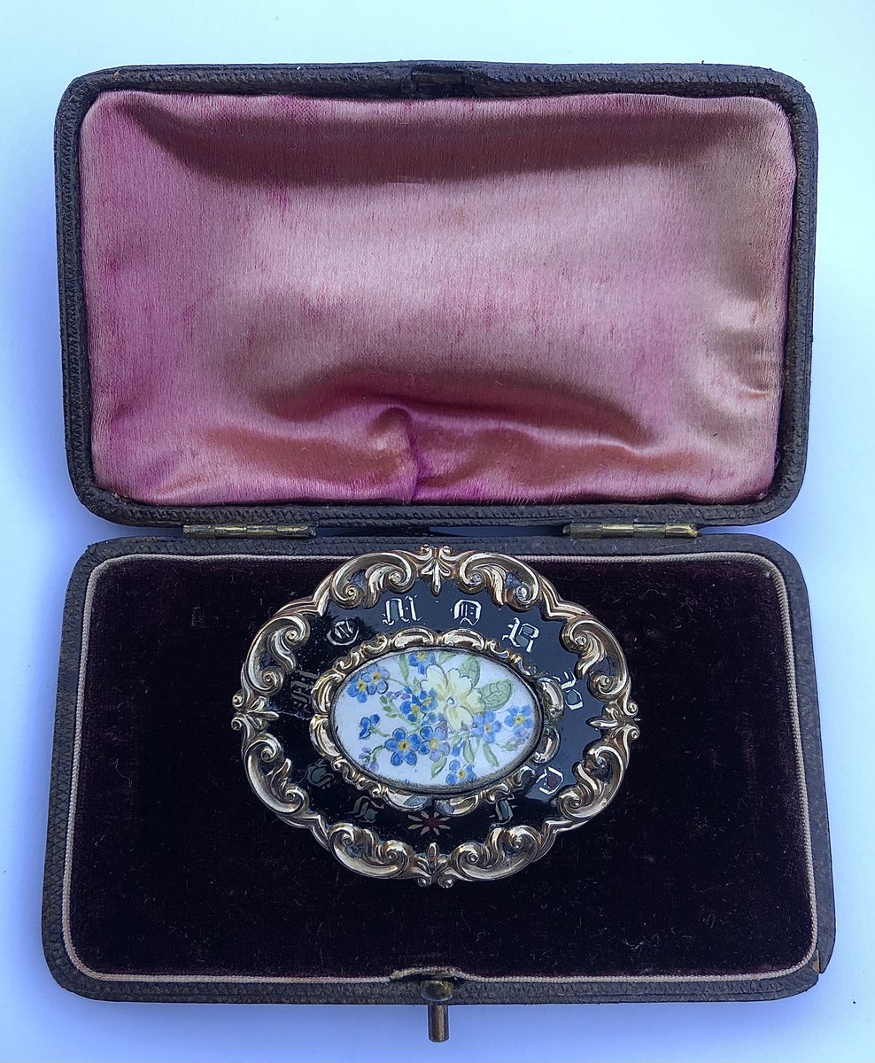 LisaMarieFranks's tweet photo. π Starting Monday Off With These Treasures @ Melksham Arcade π
#jesuschristislord #mourningjewellery #jewels #shopviews #christmas #vintagechristmas #ingodwetrust https://t.co/Xq7rSZfLqP