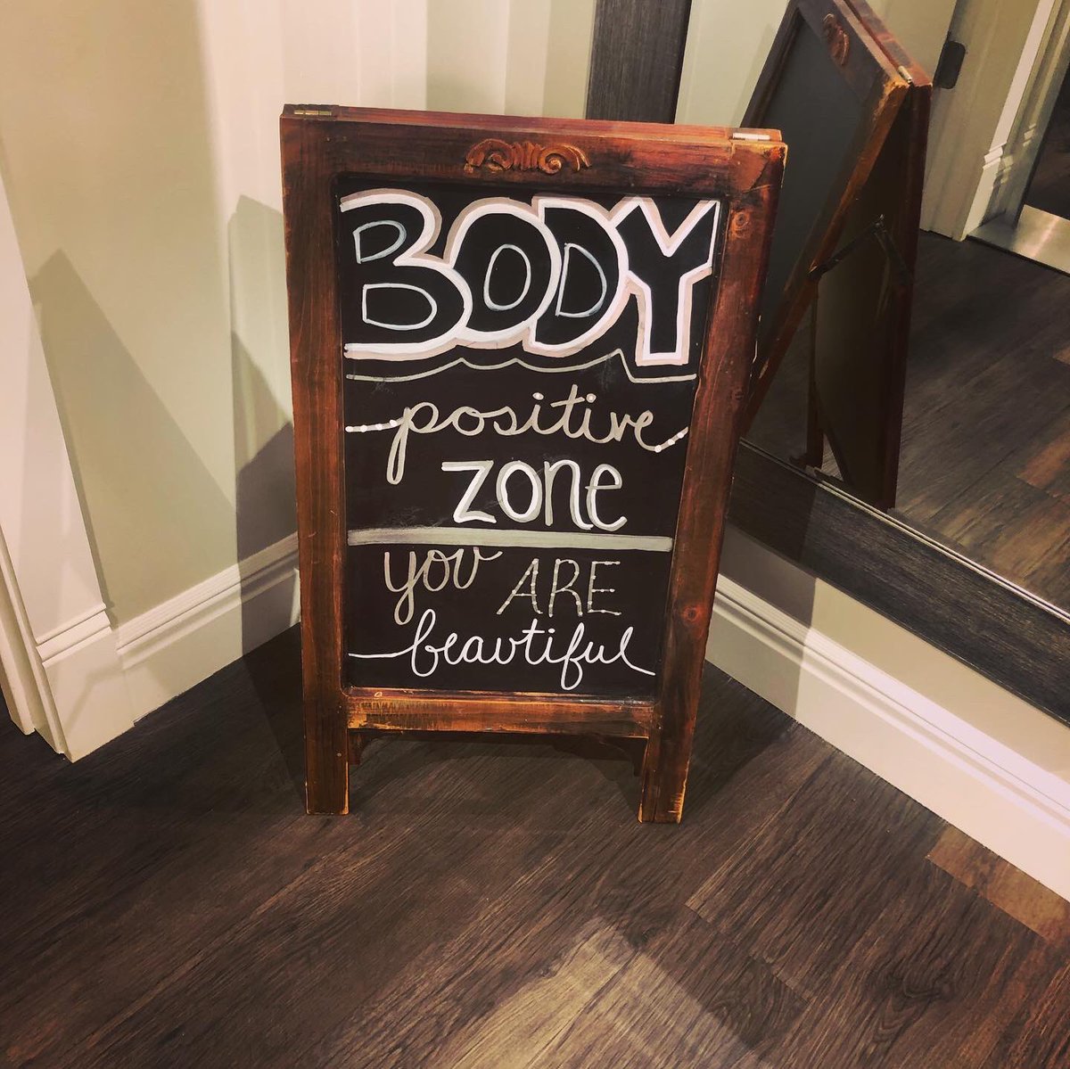 TheRealTonyVann's tweet photo. If you are ever in Independence, KS, may I strongly suggest a stop at Apricot Lane. Lest you judge, my lovely wife @princess4evr21 shops whilst I drink a provided can of @CoorsBanquet and sit comfortably in a leather chair. Perfect for the discerning husband/co-shopper. https://t.co/m0B30FyjvX