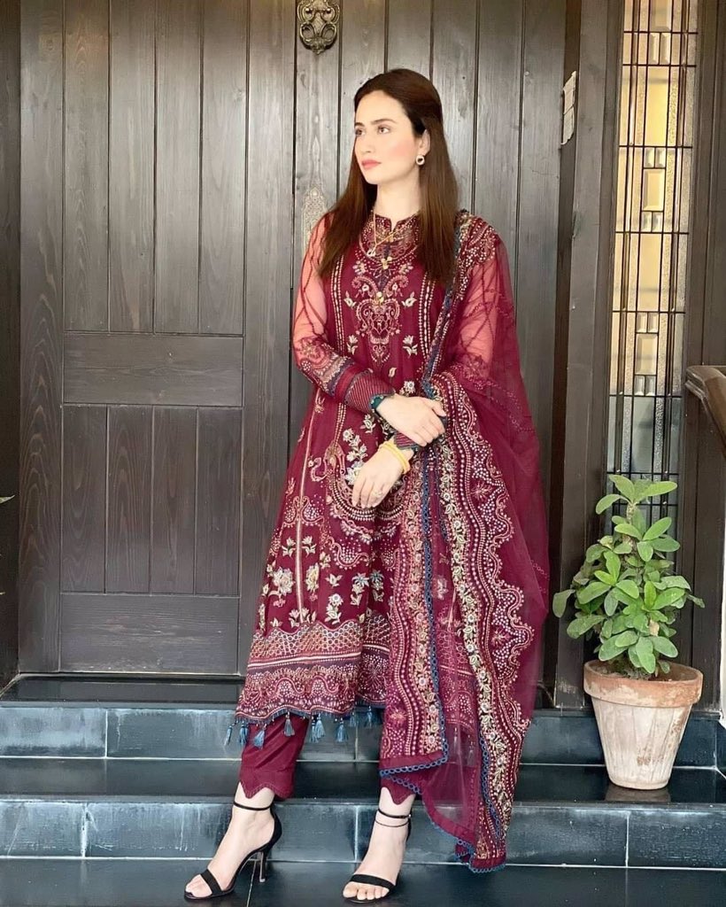 ReviewTurbine's tweet photo. Newlywed #SanaJaved looks grogeous in her latest clicks❤️❤️
#PakistaniActress #NewlyWed #LikeForLikes #ReviewTurbine https://t.co/yLJvyyzf4x