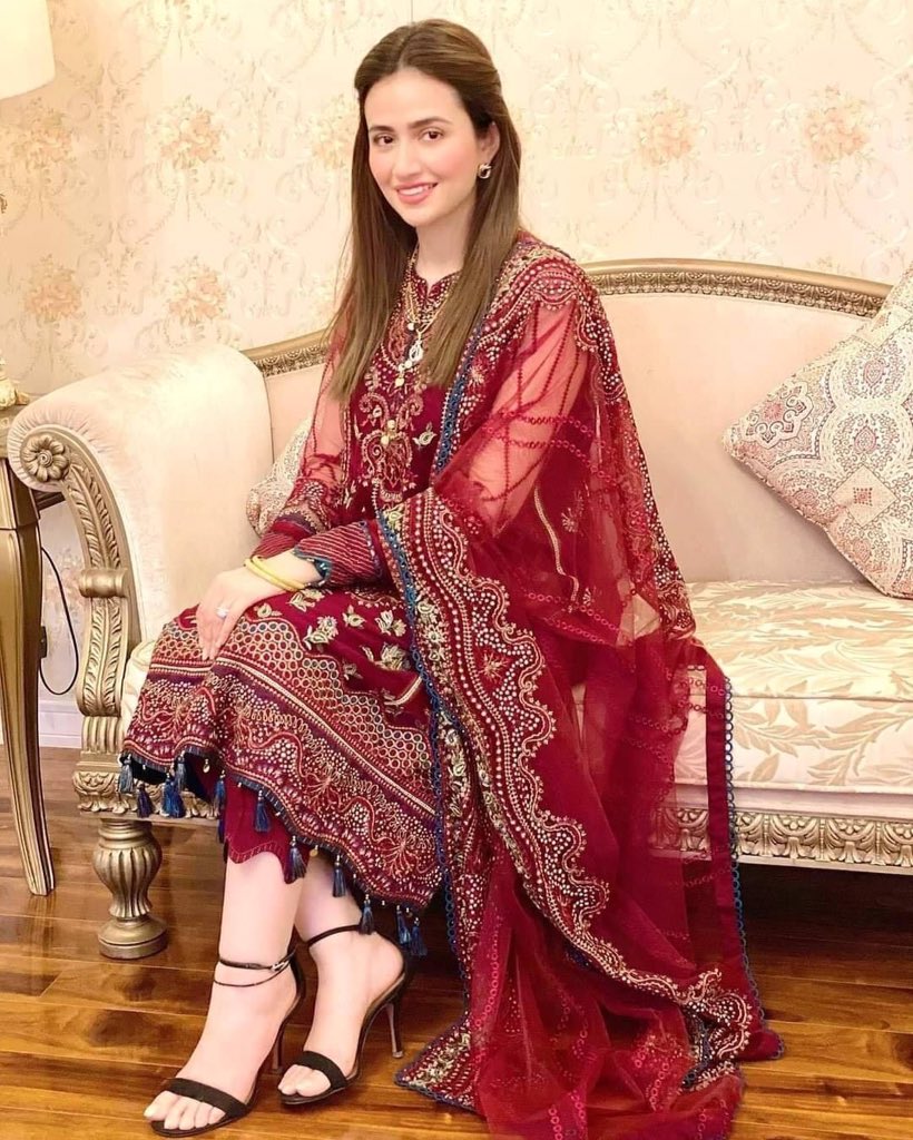 ReviewTurbine's tweet photo. Newlywed #SanaJaved looks grogeous in her latest clicks❤️❤️
#PakistaniActress #NewlyWed #LikeForLikes #ReviewTurbine https://t.co/yLJvyyzf4x