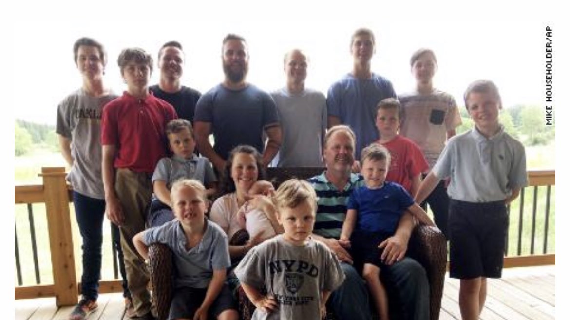 Rahmetli babaannem 10 çocuk doğurdu. Bunların bakımına, imkansızlıklara, sıkıntılara can dayanmıyor tabi ki. 65’inde vefat etti.

Ama maşallah bu Michigan’lı 45 yaşındaki sağlıklı ve güçlü anne 14 erkek doğurmuş, 15. de kız olmuş.

Yedekli futbol takımı+hakla ilişkiler:)
(CNN)