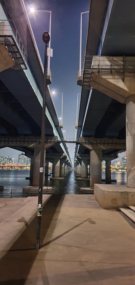 Kylomatto's tweet photo. Just a troll under the Mapo Bridge~
#Seoul #mapobridge #마포대교 #여의도 #서울 https://t.co/SrMlauy4nc
