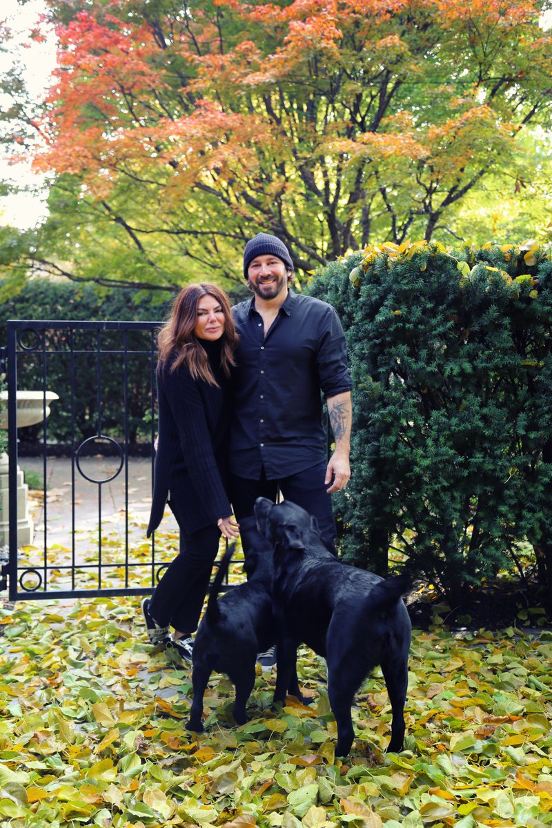 natashankpr's tweet photo. Family tripod pics 🖤📸 (...we tried, but #Poe and #Koddog got too excited lol!🙊🐾) Here’s to a new week, and a fresh start. Happy #Monday, everyone! 👊🏼✨ #MondayMotivation #NKInspiration https://t.co/uvc4IE1Dof