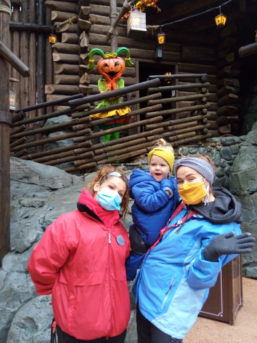 _sharethemagic's tweet photo. It’s always a delight to see Ocean from #guestflow popping up around the park! We miss your sparkling eyes and can’t wait to see you again at Christmas! #castcomplement #DisneylandParis  #nomagicwithoutyou #SharetheMagic @dlphelp https://t.co/cmzZshJ1Xp