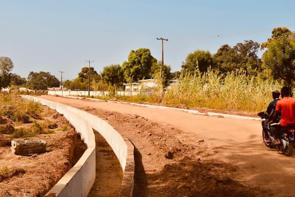 MP_Muye's tweet photo. The NGSG has commenced reconstruction work on the Piggery-Railway-Paikoro Police Station roundabout in Minna. Governor Sani Bello since getting re-elected has turned his attention on Innercity Roads.
#InsideNigerProjects 
#ASBProjects https://t.co/KWFB1nTKub