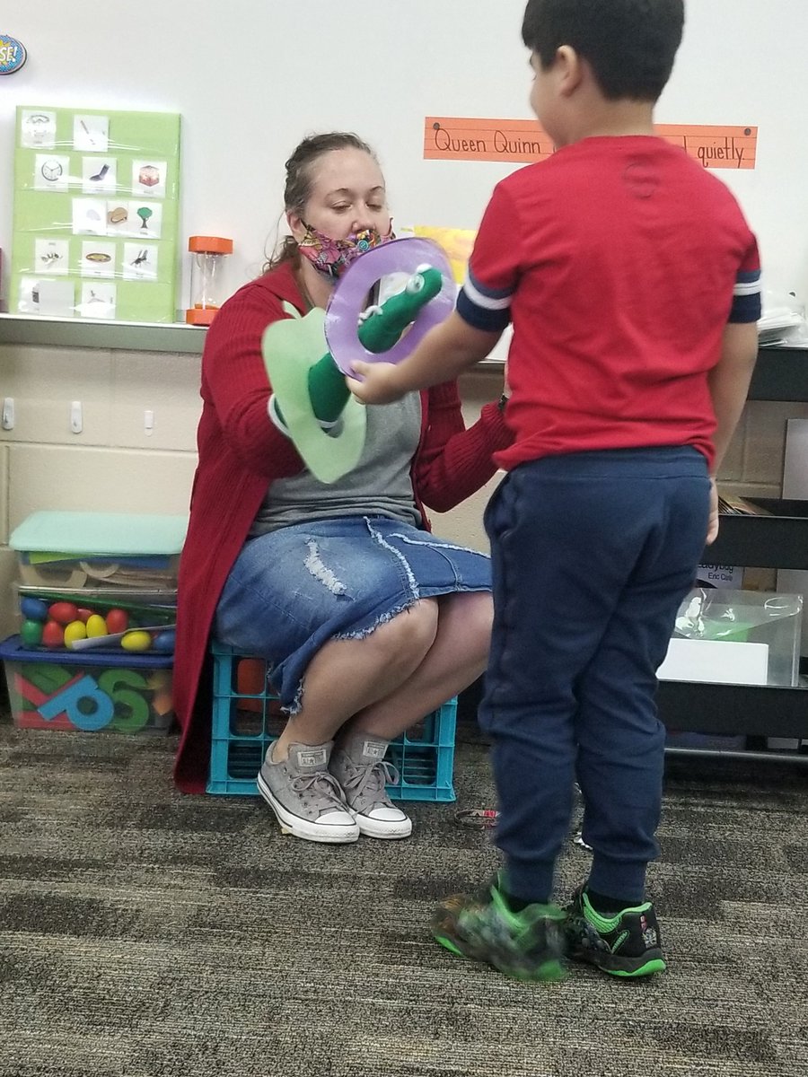 MrsMarez_PK's tweet photo. When @ericcarle 's #veryhungrycaterpillar comes to visit @HumbleISD @HumbleISD_WPE Pre-K class, much food is shared and enjoyed! #sharethelight #bethelight @pamelaann66 @stampcrazy75 #adventuresinprek #earlyreaders #loveofreading https://t.co/fEsSGDpbYe