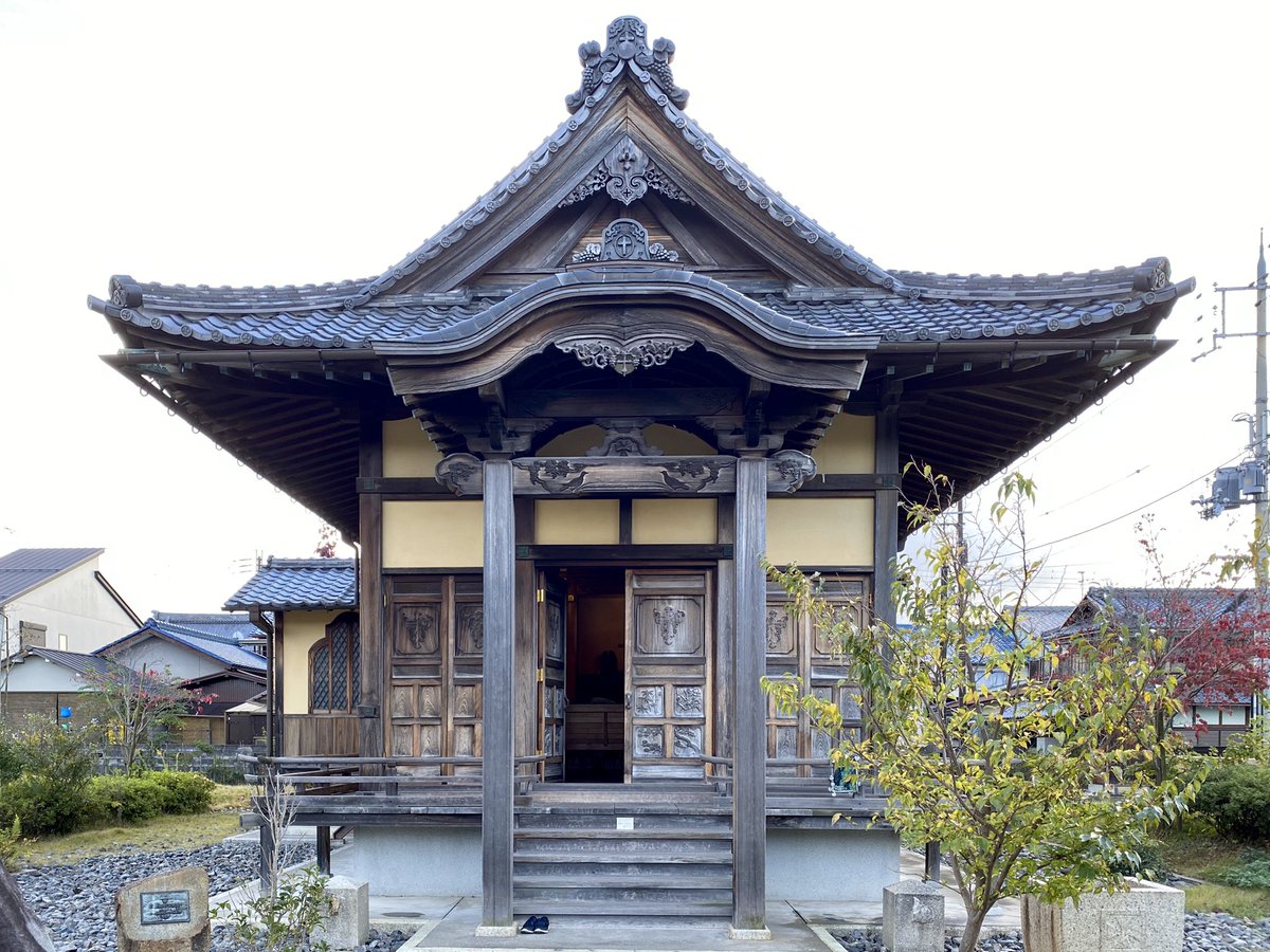 ট ইট র Makes No Sense 観音開きのドアに十字架と葡萄 松竹梅菊の彫刻 釘隠しに十字架の意匠 欄間の透かしも 赤松音呂氏のチジキンクツ 地磁気 水琴窟 コップの水に表面張力で浮いた磁気帯び縫い針が磁場で引き寄せられ奏でられるミニマルミュージック