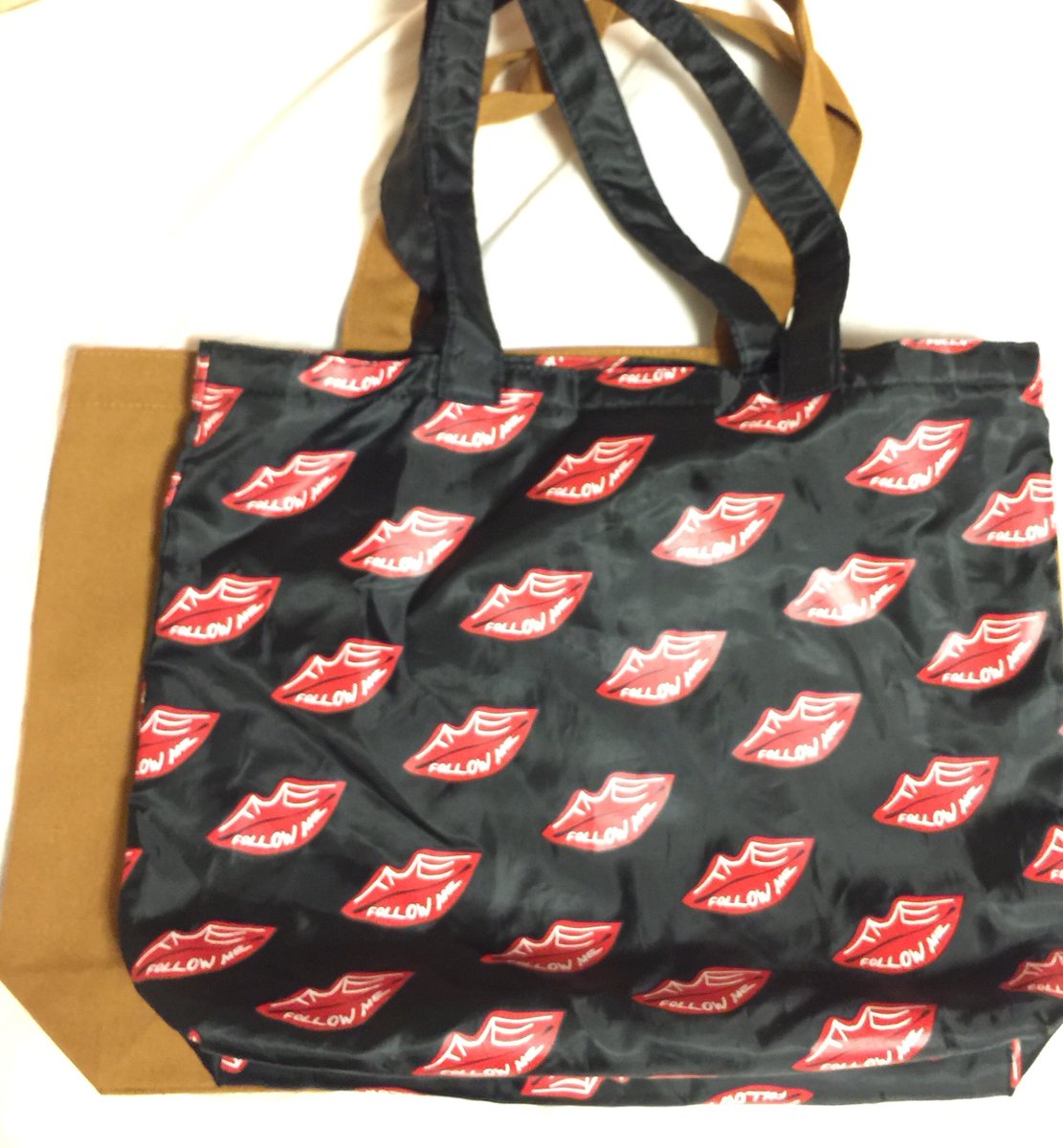 くらら Kc トートバッグの大きさ調べ 縦とマチと持ち手の長さは同じくらい 横は5cmくらい長い 色は モスグリーン はカーキ地に薄いグレー文字 ブラウンはリラックマ色みたいなキャメル地に白い文字 って感じで思ってたより可愛いし普段使いもしやすそう